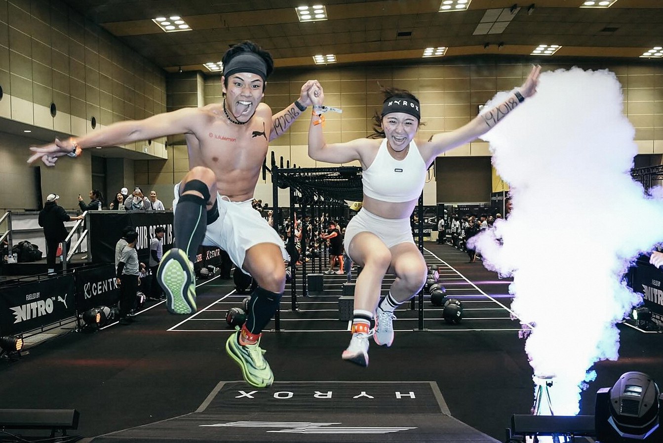 HYROXレースのフィニッシュラインでガッツポーズするFitcore Proのメンバー