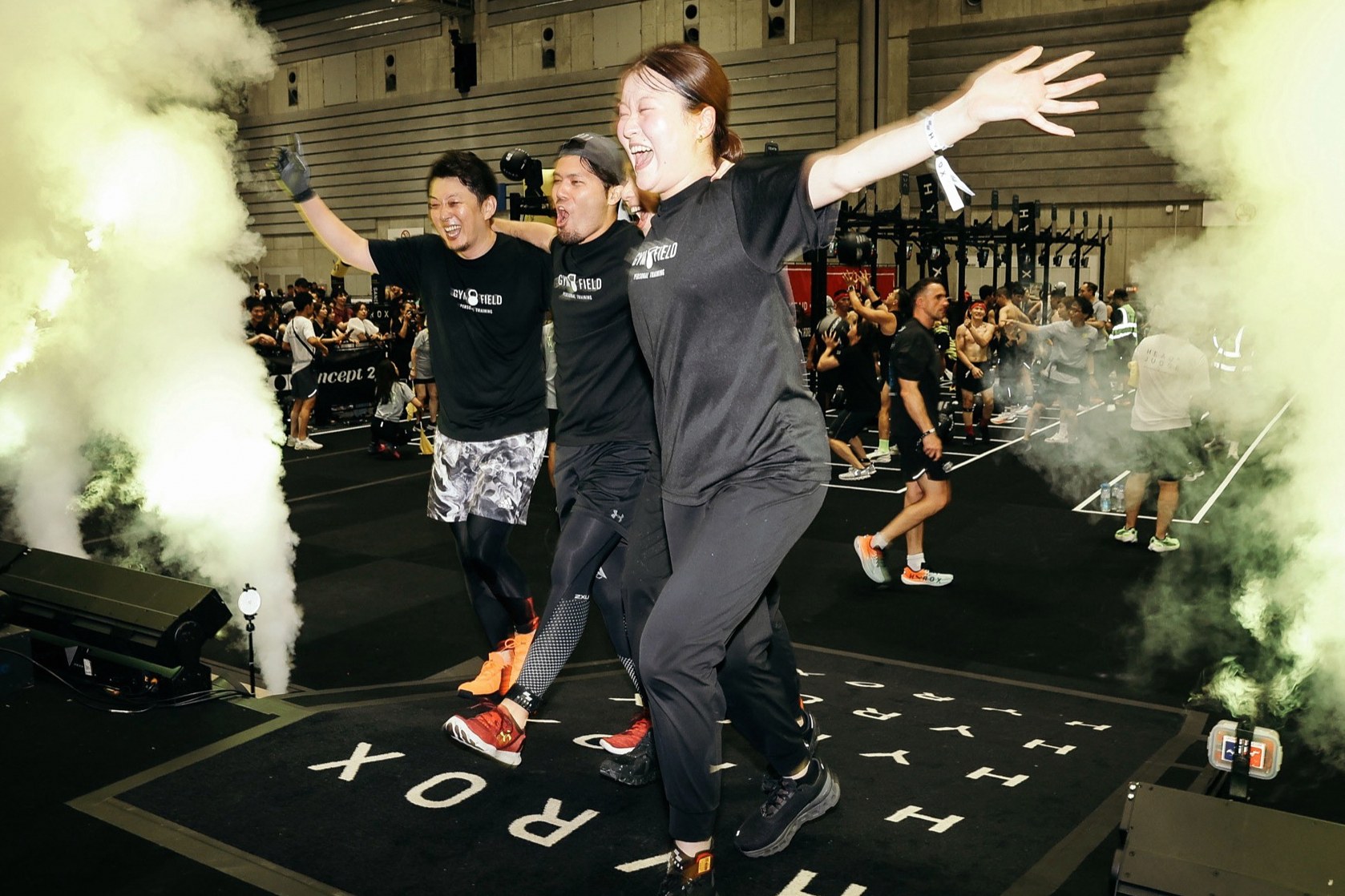 スモークが焚かれたHYROXイベントで躍動するFitcore Proのメンバー
